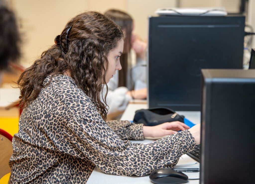 Étudiant du CS SNO en salle informatique
