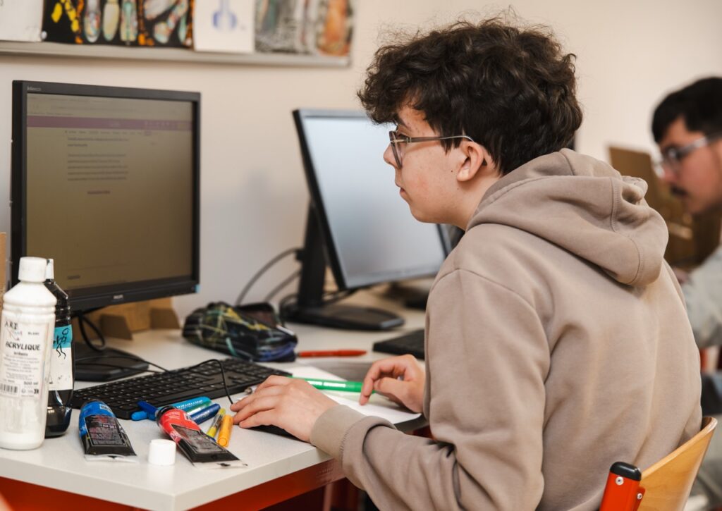 Etudiant au travail sur un poste informatique du lycee