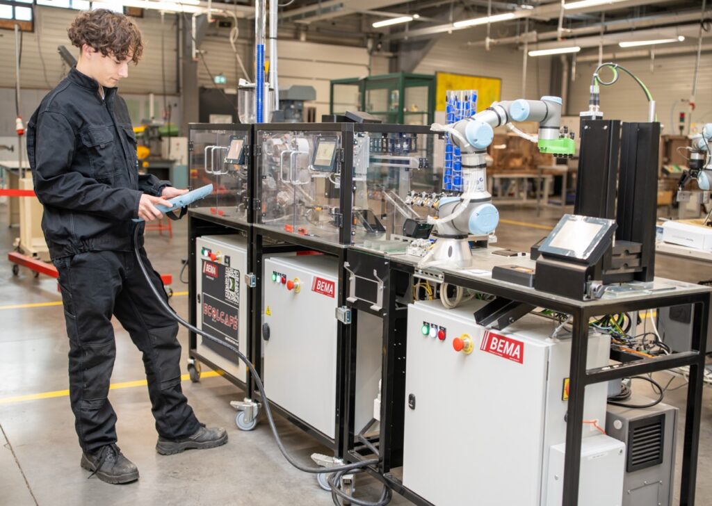 Etudiant pilotant une ligne de production dans l atelier