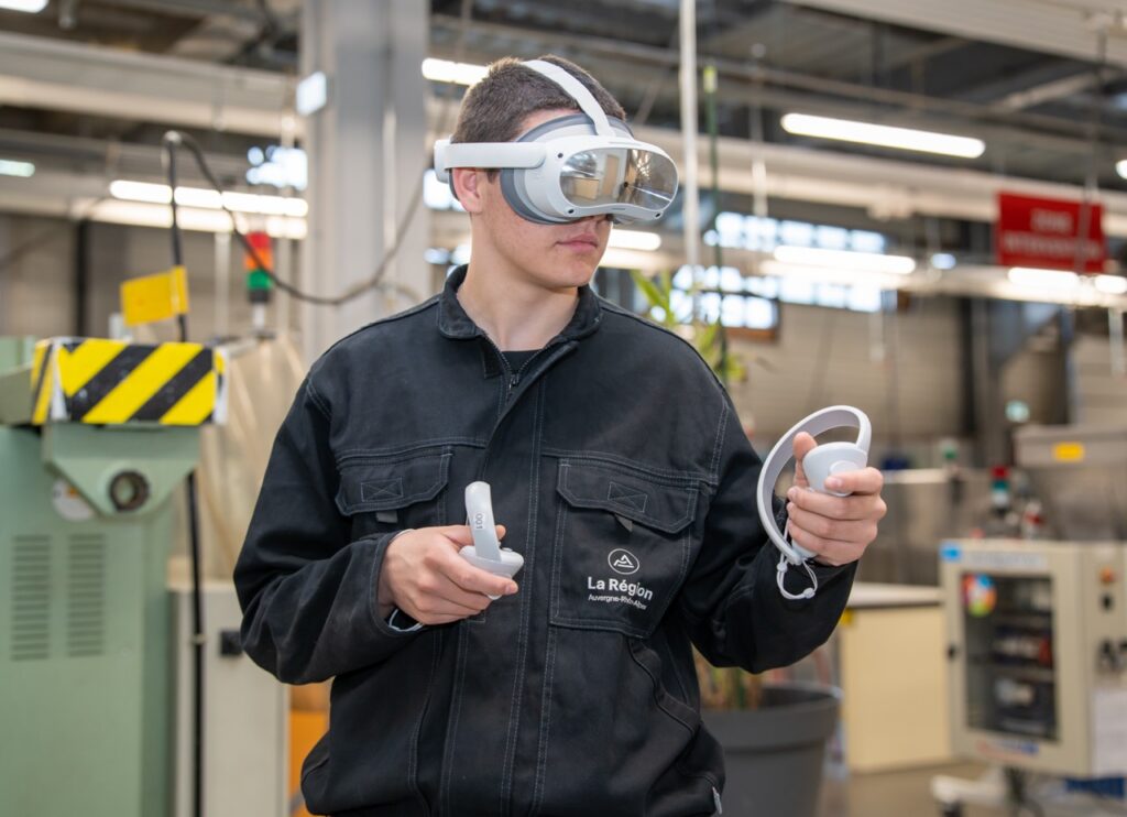 Eleve testant un casque de realite virtuelle dans l atelier du lycee